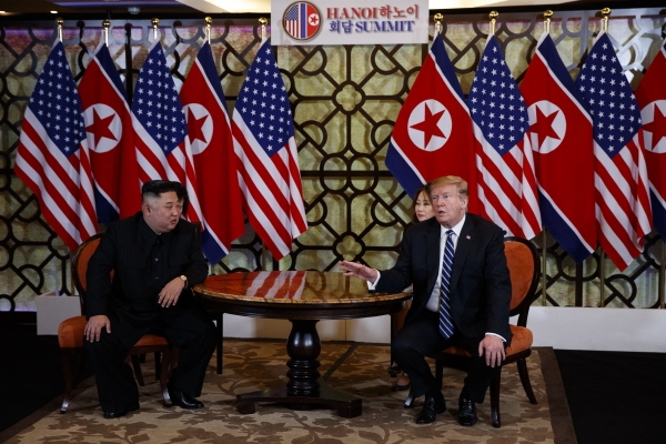 김정은 북한 국무위원장과 도널드 트럼프 미국 대통령은 지난해 2월 28일(현지시간) 하노이 메트로폴 호텔 회담장에서 회담을 가진바 있다. [뉴시스]