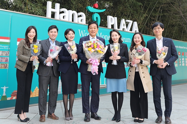김정태 하나금융그룹 회장이 꽃 소비가 줄어 어려움을 겪고 있는 화훼농가 돕기 릴레이 캠페인에 참여했다. [하나금융그룹]