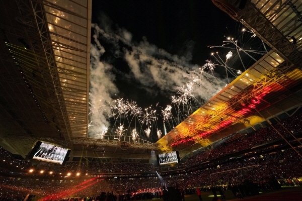 지난달 2일(현지시간) 미 플로리다주 마이애미의 하드록 스타디움에서 열린 미 프로미식축구(NFL) 캔자스시티 치프스와 샌프란시스코 49ers의 제54회 슈퍼볼 경기 하프타임에 축하 불꽃놀이가 펼쳐지고 있다. [뉴시스]