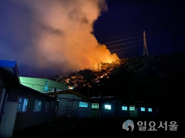 지난 23일 밤 11시 30분경 산청군 신안면 문대리 산7번지 일원 산불이 발생했다. @ 경상남도 제공