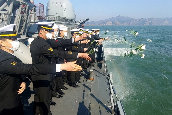 23일 백령도 천안함 위령탑 인근 해상에서 해군 2함대 황도현함(PKG, 400톤급) 장병들이 천안함 용사들을 추모하며 해상헌화를 하고 있다. 황도현함은 유도탄고속함으로 제2연평해전 전사자인 황도현 중사의 이름을 함명으로 사용했으며 2015년부터 2함대에 예속되어 서해수호 임무를 수행 중이다. (사진=해군 제공) 2020.03.24. [뉴시스]