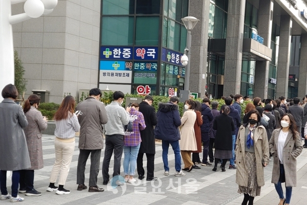 서울 시내 한 약국 주변으로 코로나19 방지 대책의 일환으로 시행된 마스크 5부제에 따라 '공적마스트' 구매를 위한 행렬이 길게 늘어서 있다. [일요서울]