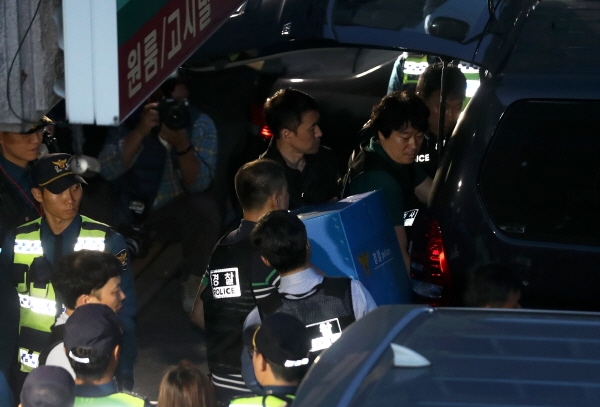경찰이 22일 한국대학생진보연합(대진연) 회원들이 사용하고 있는 서울 성동구 비영리민간단체 '평화이음' 사무실에서 압수수색을 마친 후 압수물품을 차량으로 옮기고 있다. 대진연 소속 대학생 등 19명은 지난 18일 오후 2시57분께 서울 중구에 위치한 주한 미국대사관저에 진입해 시위를 벌인 혐의로 현행범 체포됐다. 2019.10.22. [뉴시스]