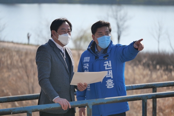 권택흥 후보가 금호강변 일대에서 와룡산-달성습지 생태벨트 구축을 위해 현장을 살피는 모습
