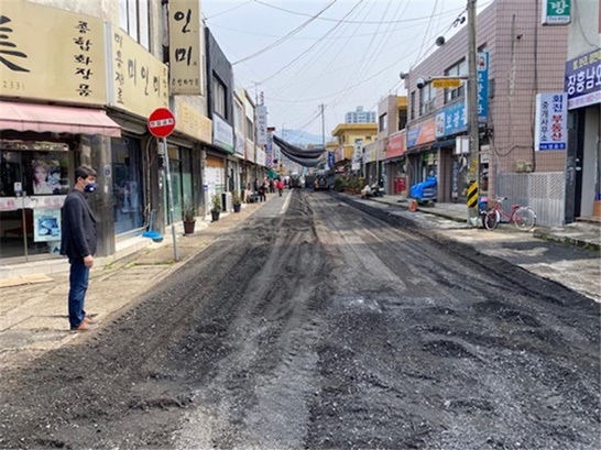 전남 장흥군에서 봄맞이 도로정비 사업을 진행하고 있는 모습