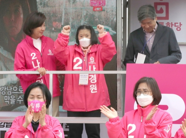 4.15 총선 공식 선거운동이 시작된 2일 오후 동작을에 출마한 나경원 미래통합당 후보가 서울 동작구 태평백화점 인근에서 가족들을 소개하고 있다. [뉴시스]