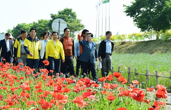 장성군이 올봄 개최 예정이었던 ‘장성 황룡강 (洪)길동무 꽃길축제’를 취소한다고 밝혔다. 코로나19의 지역사회 확산을 빈틈없이 막아내기 위한 결정이다