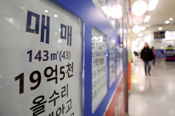 서울 아파트 가격이 9개월 만에 하락세로 접어들었다. 이런 가운데 일부 서민들이 위험한 강남 입성을 노리고 있다. [뉴시스]