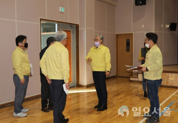 김준간 함안부군수는 3일 오후 2시, 관계공무원과 제21대 국회의원선거 투표소 산인면 투표구 산인종합복지관을 방문해 설치장소를 점검했다. @ 함안군 제공