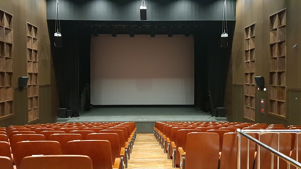 영덕군 비상설 CGV영화관이 새해를 맞아 관람료를 1천원 인하한다. 2018년 1월 첫째 주부터 일반인은 5,000원, 청소년은 4,000원으로 영화를 즐길 수 있다.