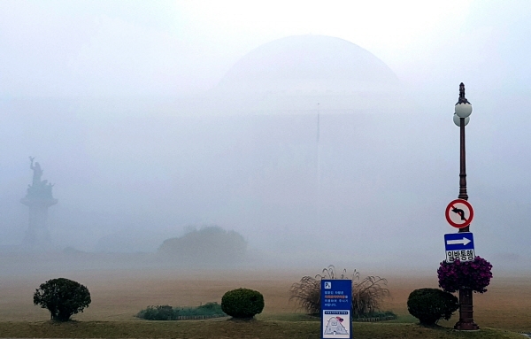 짙은 안개가 11월1일 오전 서울 여의도 국회의사당을 감싸고 있다. [뉴시스]