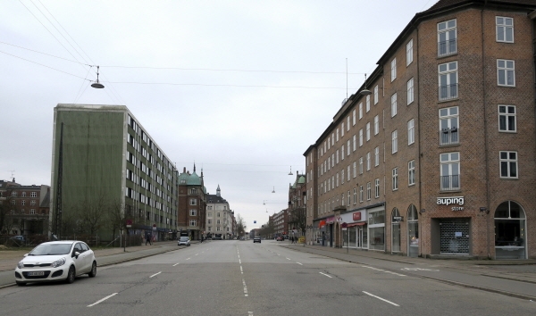 덴마크 코펜하겐 시내 중심가에서 지난달 18일(현지시간) 코로나19로 인해 인적이 끊긴 가운데 차 한대가 지나가고 있다. [뉴시스]