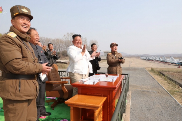 김정은 북한 국무위원장이 서부지구 항공 및 반항공사단 관하 추격습격기연대를 시찰했다고 지난 12일 조선중앙TV가 보도했다. [조선중앙TV 캡쳐]