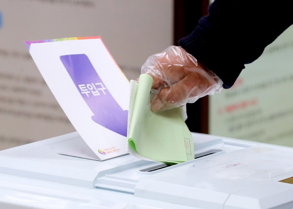 제21대 국회의원 선거일인 15일 오전 제주시 노형동 제4투표소에서 한 유권자들의 투표가 이어지고 있다. 2020.04.15. [뉴시스]