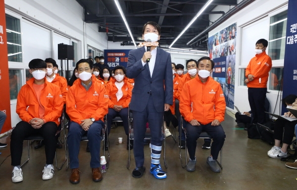 안철수 국민의당 대표가 15일 서울 마포구 창전동에 마련된 4.15 총선 개표 방송 상황실을 찾아 출구조사 결과 관련 입장을 밝히고 있다. [뉴시스]