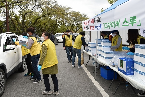 보문호 천군동 차량 쉼터에서 실시한 수산물 드라이브 소비촉진 행사가 1시간 만에 완판 됐다.