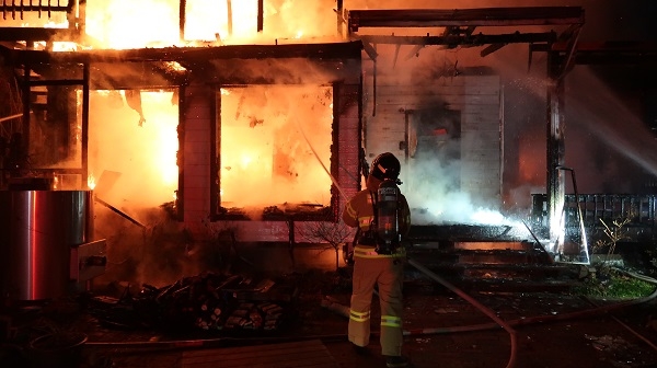 소방본부 화재통계에 따르면 주택에서 음식조리시 발생한 화재가 전년대비 3배 증가한 것으로 나타났다.(사진=주택화재 진압)