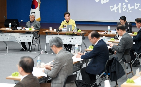 경북도가 24일 ‘코로나19 위기를 기회로’ 라는 주제로 국내 농축수산분야 원로들을 초청해 전문가 토론회를 개최했다.