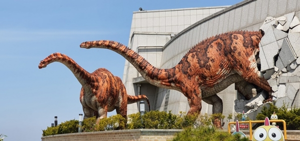해남공룡박물관이 도색을 마무리 한 말라위사우르스(후)의 웅장한 모습