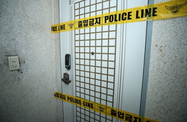 서울 동작구의 한 빌라 장롱 안에서 비닐에 싸인 시신 2구가 발견돼 경찰이 수사중이다. 이들은 할머니와 손자 관계로 파악됐다. [뉴시스]