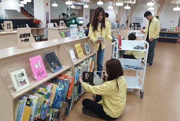 전남 광양 희망도서관이 임시휴관을 활용 독서공간을 새단장했다(장서점검 현장)