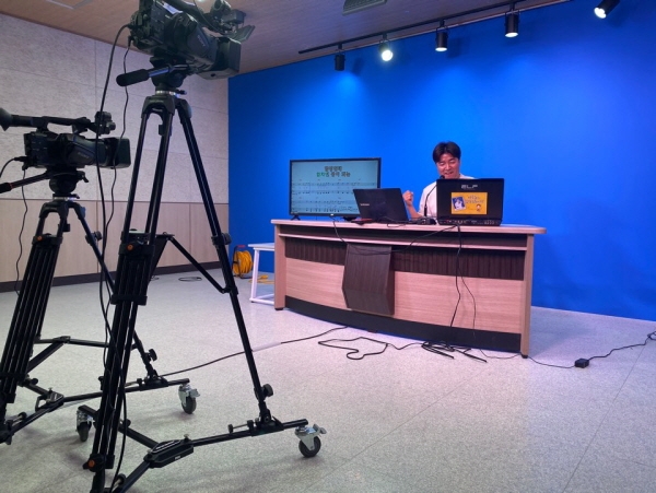 두산노래교실 이종수 강사가 수성영상미디어센터에서 유튜브 생방송을 시험방송으로 진행하고 있다.