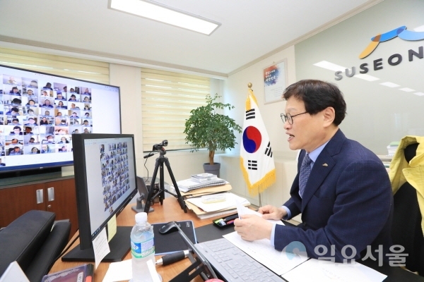 김대권 수성구청장이 6일 집무실에서 온라인 정례회의를 진행하며 직원들과 대화를 나누고 있다.