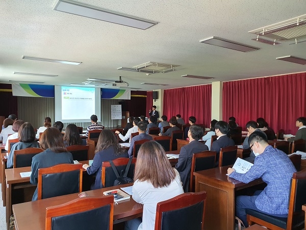 지난 6일 청송교육지원청 3층 대회의실에서 청렴교육을 하고 있다.