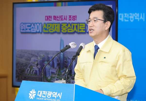 12일 허태정 시장은 브리핑을 통해 대전 혁신도시 입지로 대전역세권지구, 연축지구를 선정했다고 말하고 있다.