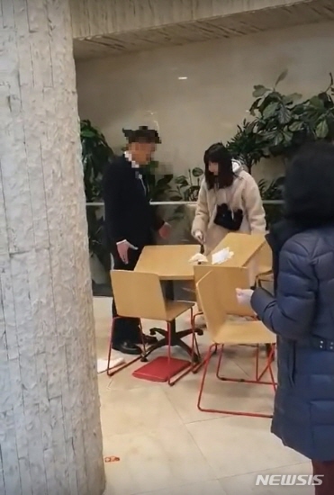 지난 1월10일 오후 서울 중구의 한 백화점에서 한 고객이 난동을 부리고 있는 모습. [사진=유튜브 캡처]