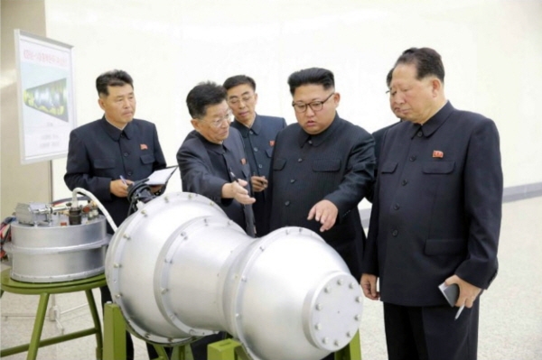 북한 김정은 국무위원장이 핵무기연구소에서 ‘화성-14형’의 핵탄두(수소탄)을 시찰했다고 지난 2017년 9월3일 노동신문이 보도했다. [출처=노동신문]