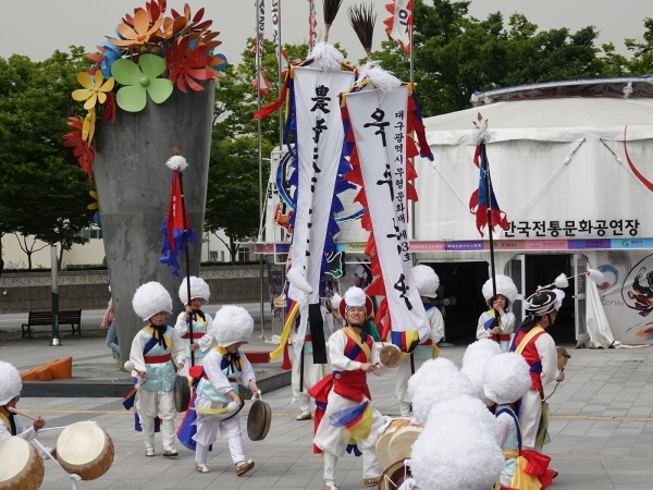 2019년 고산농악이 한국전통문화공연장 앞에서 농악공연을 하는 사진