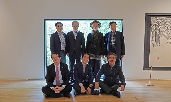 18일 경북문화관광 네트워크 활성화를 위한 관계기관 협의체 간담회를 진행한 기관장들이 솔거미술관을 방문해 기념촬영을 하고 있다.