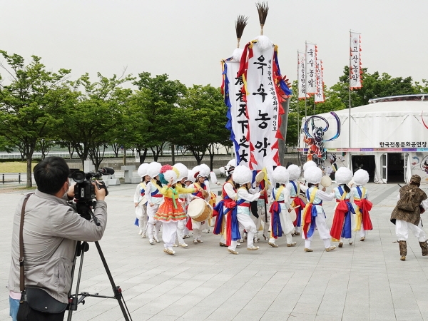 주민행복사업단 한국정통문화공연장에서 고산농악 촬영