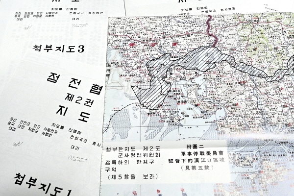6·25전쟁 정전협정문과 지도. (사진 = 박종우 작가 제공)