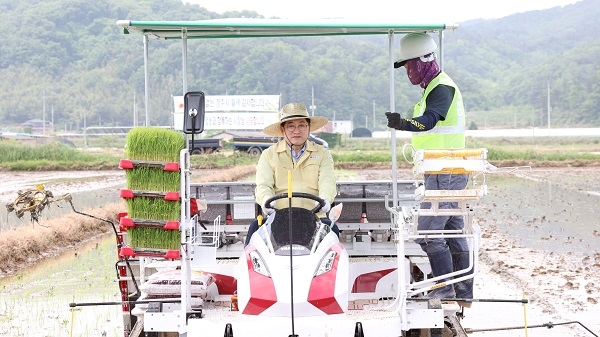 주낙영 경주시장이 21일 강동 국당들 진훈재(쌀전업농회장) 농가의 농지에서 혁신적인 농업기술을 활용한 모내기를 시연하고 있다.