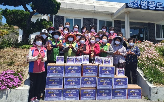 전남 신안군 한국생활개선신안군연합회가 코로나19 생활속 방역 일환으로 직접 만든 손 소독제와 면마스크를 병풍도 주민에게 전달했다.