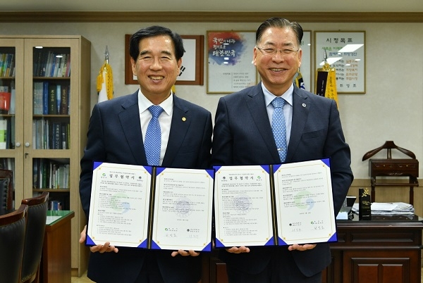 최영조 경산시장(좌측)과 서길수 영남대학교 총장이 22일 건강증진대학 만들기 사업을 위한 업무협약을 체결하고 기념사진을 찍고 있다.