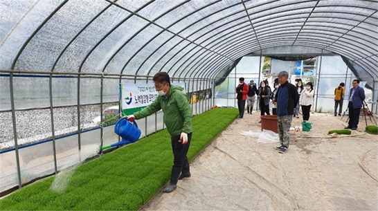 전남 장흥군에서 시범사업 농가를 대상으로, 모판 관주 병해충 방제 프로그램을 개최했다.