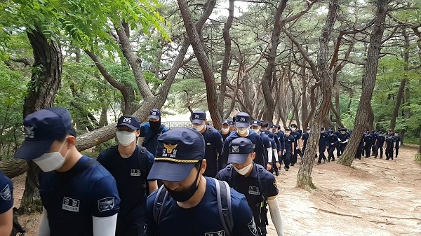 경주경찰서(서장 박찬영) 방범순찰대가 경주 남산에서 산악훈련을 실시하고 있다.