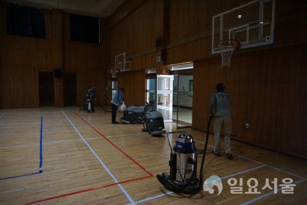 금성초등학교 및 주약초등학교 ‘체육관 바닥 청소’ 하는 모습