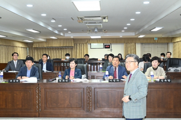 27일 대전 중구의회는 본회의장에서 의원 역량강화 교육을 실시하고 있다.