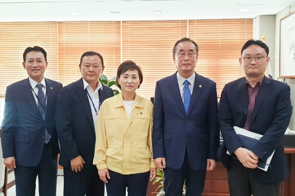 장세용 시장(우측 두번째)이 27일 김현미 국토부 장관(좌측 세번째)을 만나 ‘지역현안사업’ 지원을 재차 요청하고 기념촬영을 하고 있다.