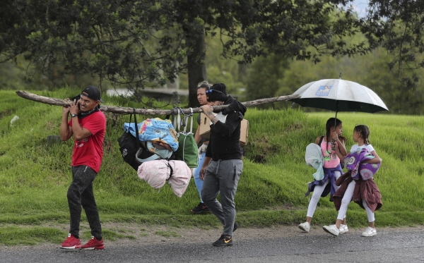 콜롬비아 정부가 신종 코로나바이러스 감염증(코로나19) 확산을 막기 위해 전국 봉쇄 기간을 27일까지 연장한 가운데 6일(현지시간) 콜롬비아를 떠나는 베네수엘라 이주자들이 보고타를 출발해 걸어서 베네수엘라 국경으로 향하고 있다. 콜롬비아의 많은 베네수엘라인은 코로나19로 사업장이 폐쇄되고 실내에 머물라는 명령이 내려지자 더는 일자리를 찾지 못해 콜롬비아를 떠난다고 밝혔다. 콜롬비아 코로나19 확진자는 106명이고 사망자는 6명으로 집계됐다. 2020.04.07. [뉴시스]