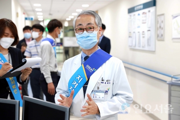 윤철호 병원장을 비롯한 병원의 주요 보직자들이 환자안전 라운딩 시작전 단체사진