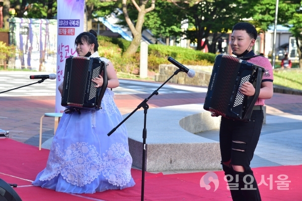 찾아가는 음악회가 지난 1일 오후 6시, 경남 진주시청 광장에서 열려 300여 명의 시민과 공무원들이 즐거운 한때를 보냈다.