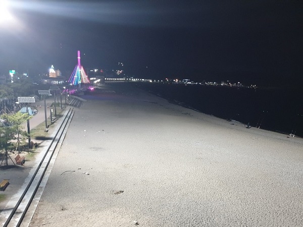 경주시가 피서객과 관광객의 야간편의를 위해 해수욕장 내 야간조명타워를 설치했다.