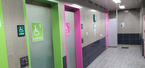 ▲광주도시철도공사는 최근 전 역사 화장실 안내 표지판을 시인성 높은 픽토그램을 적용한 새로운 디자인으로 전면 교체했다.(사진제공=광주도시철도공사)