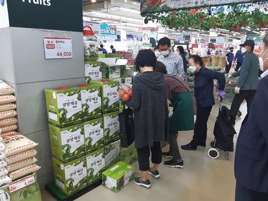전남 광양시가 주최한 매실 소비촉진을 위한 상생마케팅 후원금 전달식 현장에서 절찬리에 판매되고 있는 광양매실