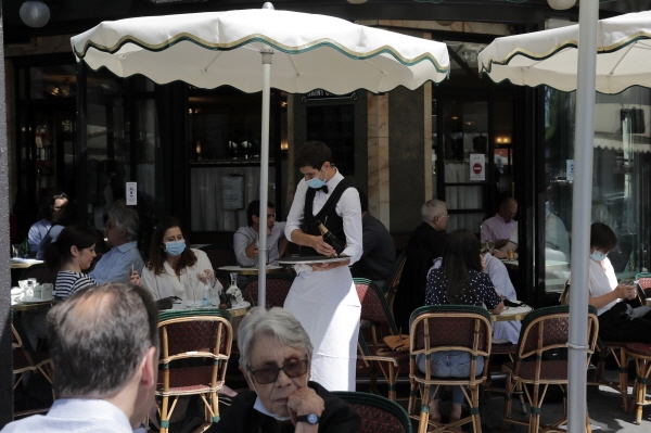 지난 2일(현지시간) 프랑스 파리 한 카페의 야외 좌석에 사람들이 앉아 있다. 프랑스 정부는 이날 신종 코로나 바이러스 감염증(코로나19) 봉쇄의 2단계 해제를 시작했다. [뉴시스]